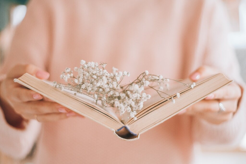 Mujer con libro de frases cortas para pensar y reflexionar