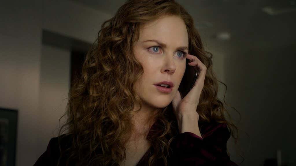 Kobieta rozmawia przez telefon - scena z serialu „Od nowa”