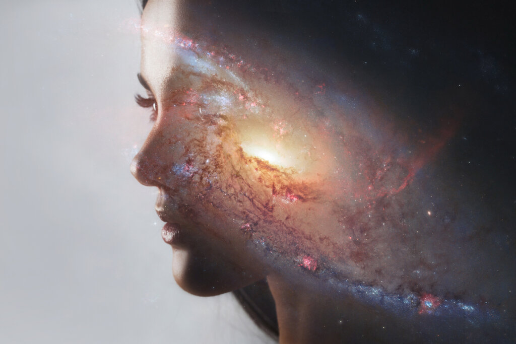 Mujer con luz para representar a las personas reflexivas