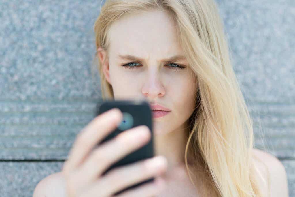 Mujer mirando el móvil y que sufre Cyberflashing