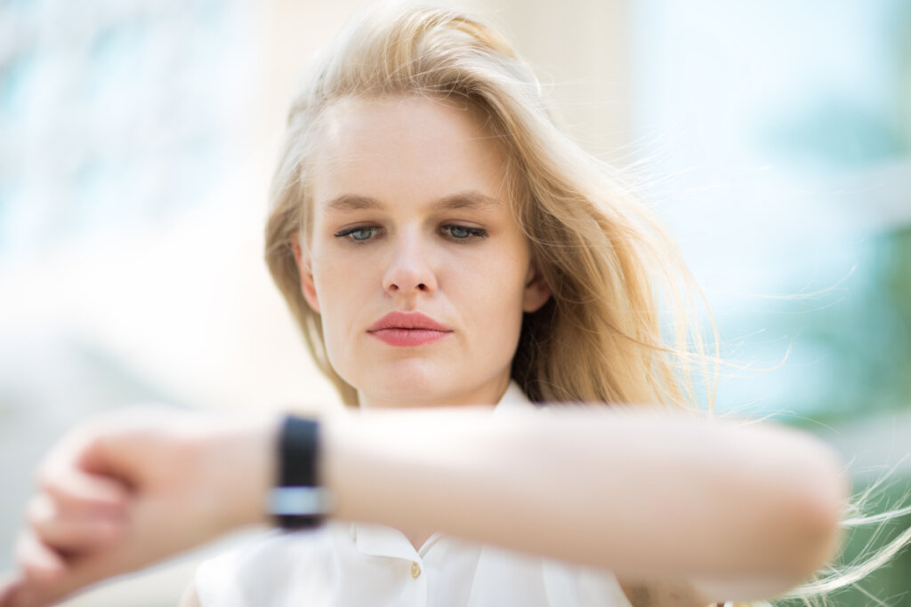 Mujer mirando el reloj agobiada