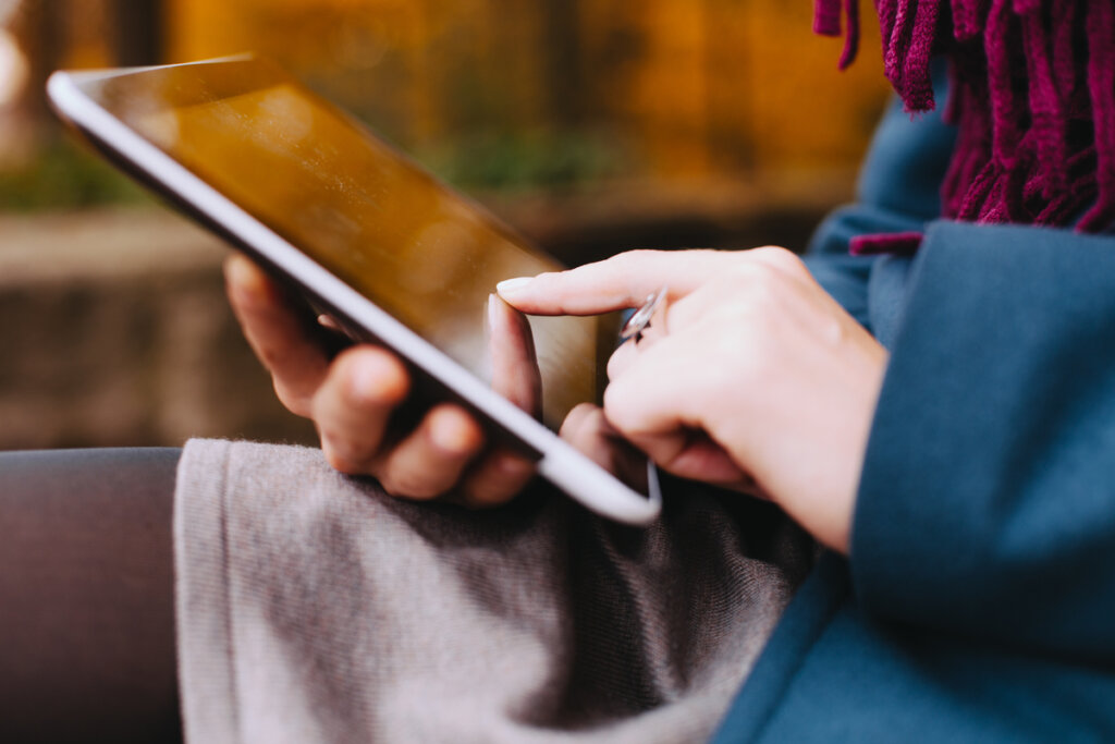 Mujer mirando una tablet
