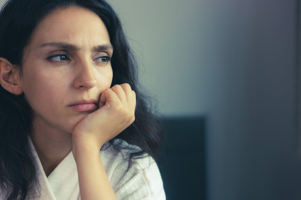 Femme inquiète qui se demande pourquoi, quand tout va bien, est-ce que je pense que quelque chose de mal va arriver ?