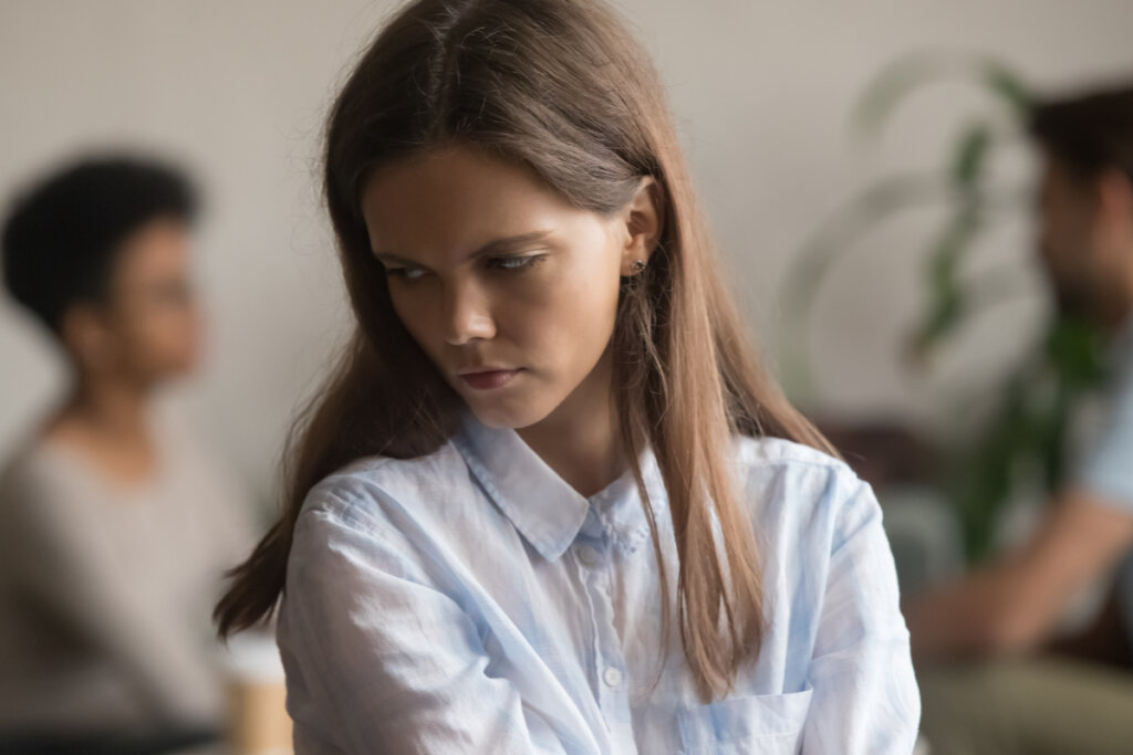 Mujer preocupada sospechando