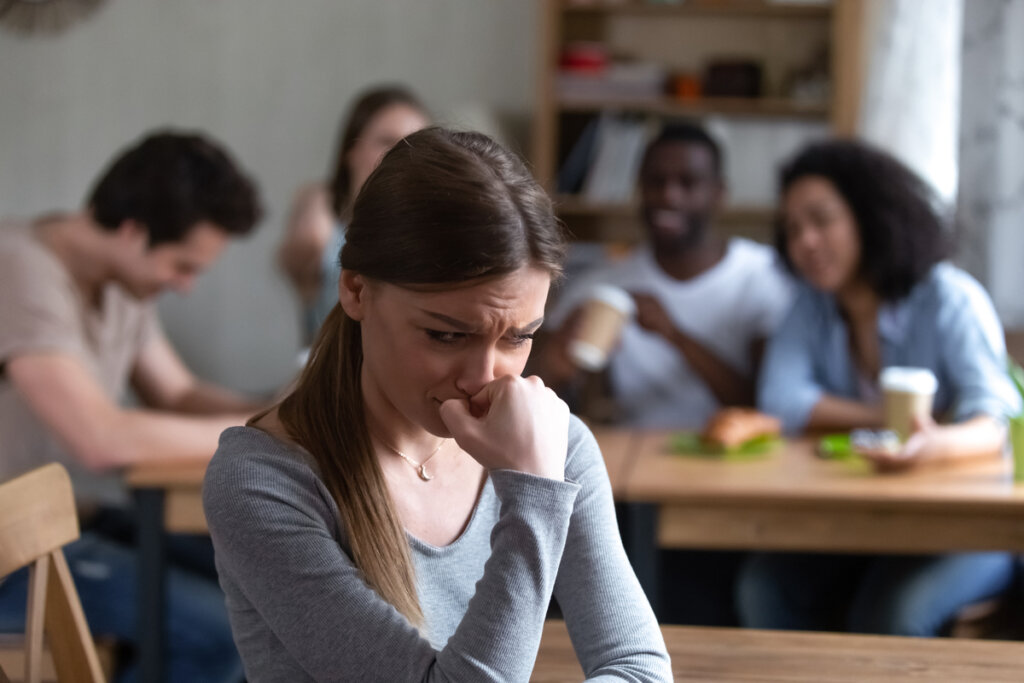 Femme se sentant rejetée par ses amis