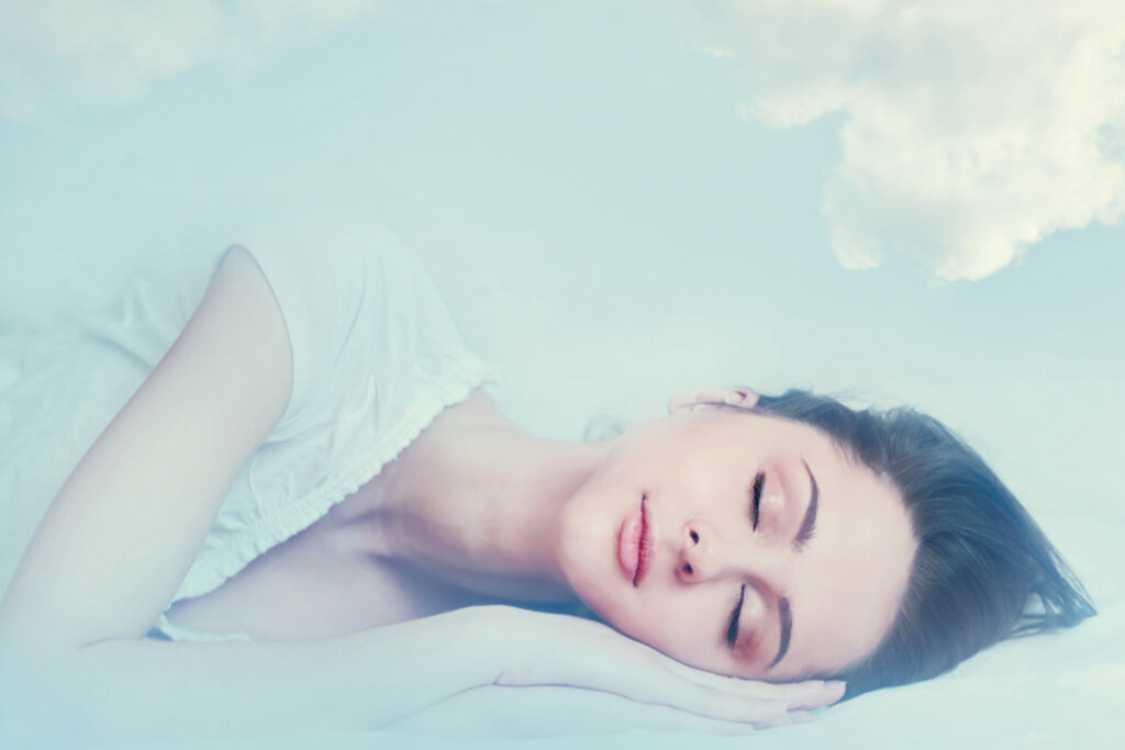 Mujer soñando en la cama
