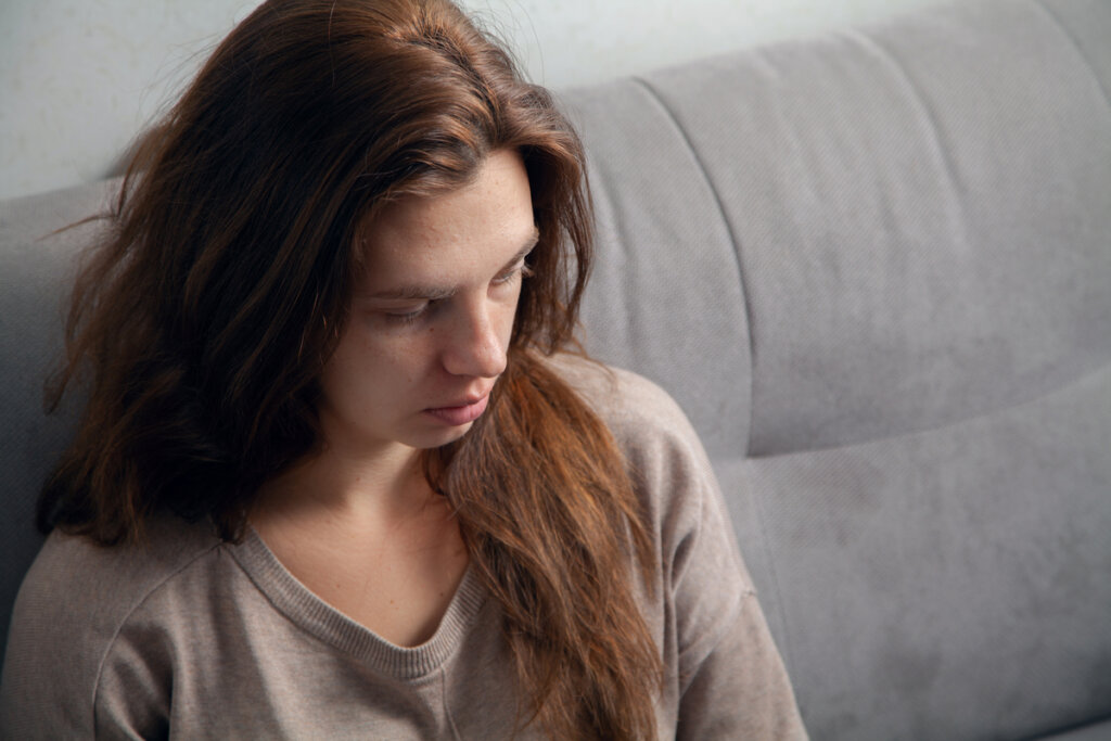 Femme triste effrayée de souffrir à nouveau de dépression
