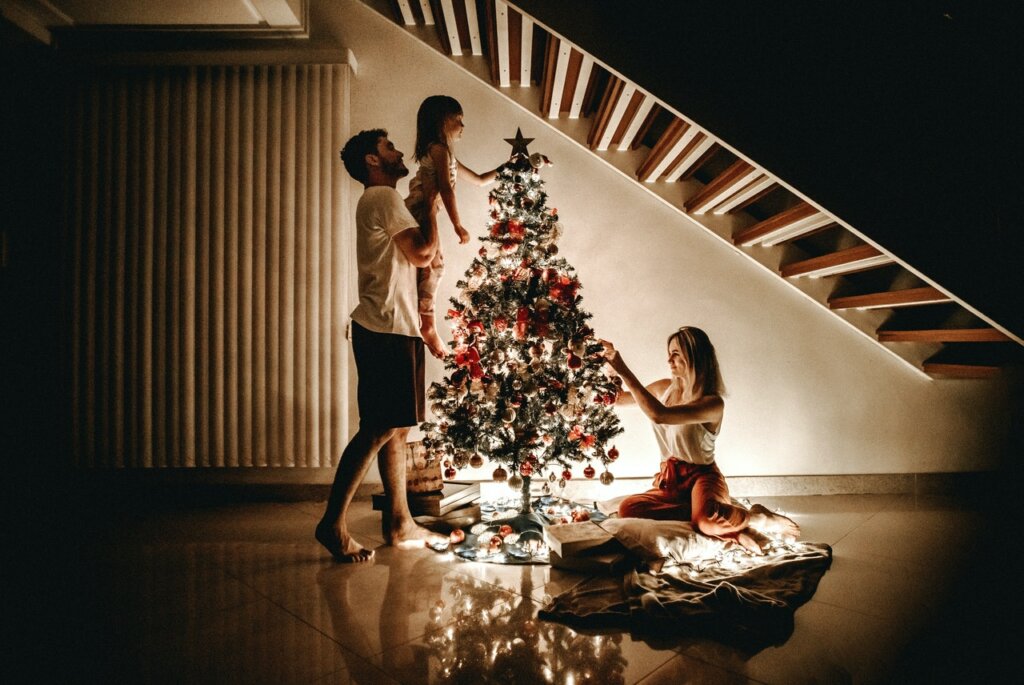 Un exemple de bonheur anticipé est celui vécu à Noël.