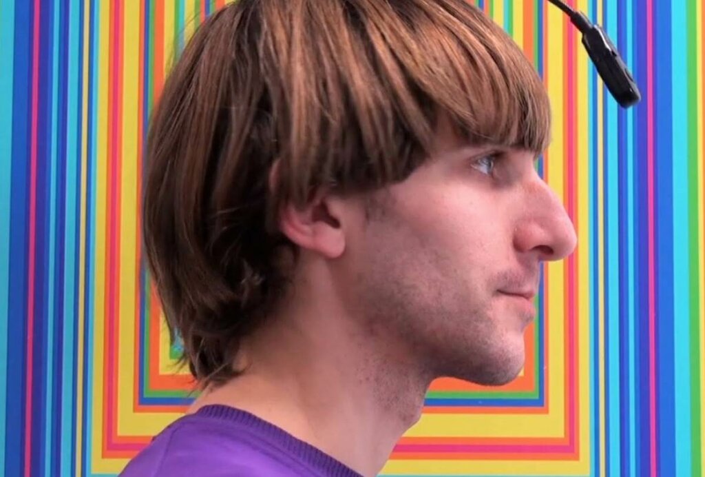 joven con implante para representar el Transhumanismo