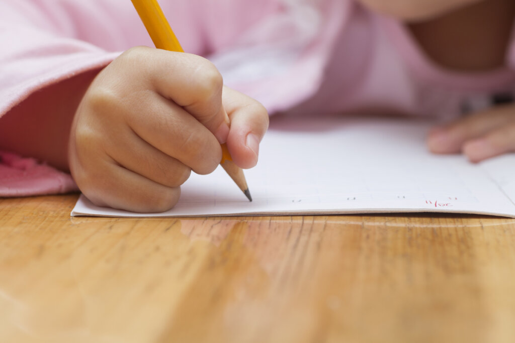 Petite fille faisant l'écriture de miroir