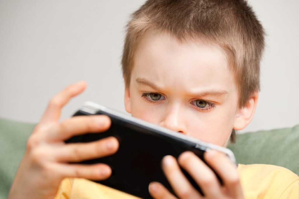 Niño jugando a la videoconsola
