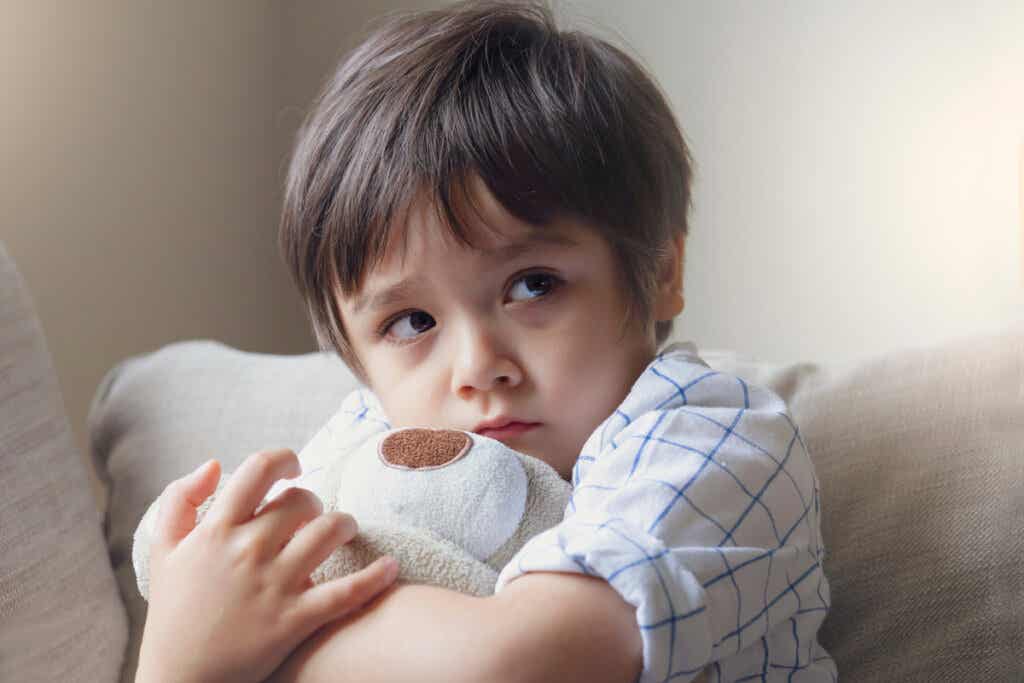 Niño con oso con trastorno del procesamiento sensorial