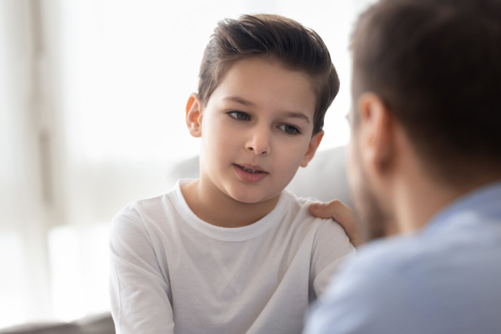 Padre hablando con su hijo