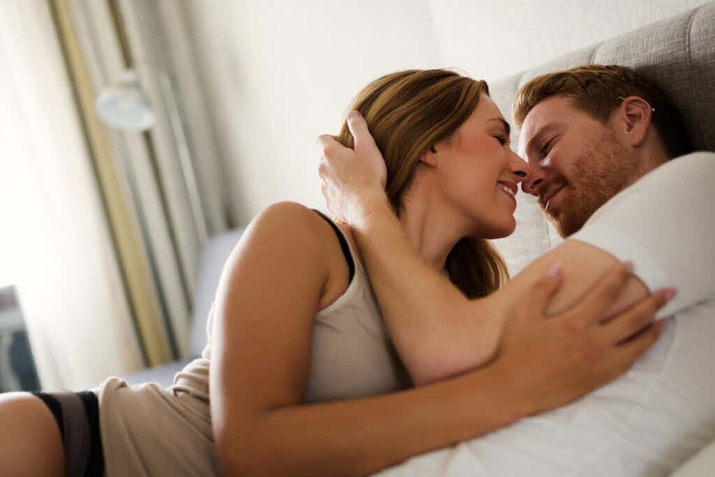 Wie funktioniert Sensate Focus? Paar genießt Zärtlichkeiten im Bett