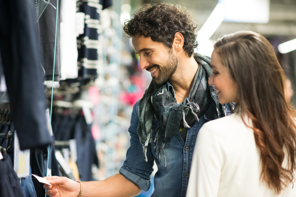Pareja comprando ropa
