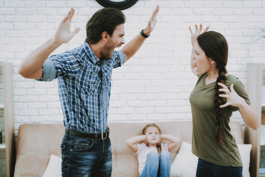 Pareja discutiendo y su hija sufriendo