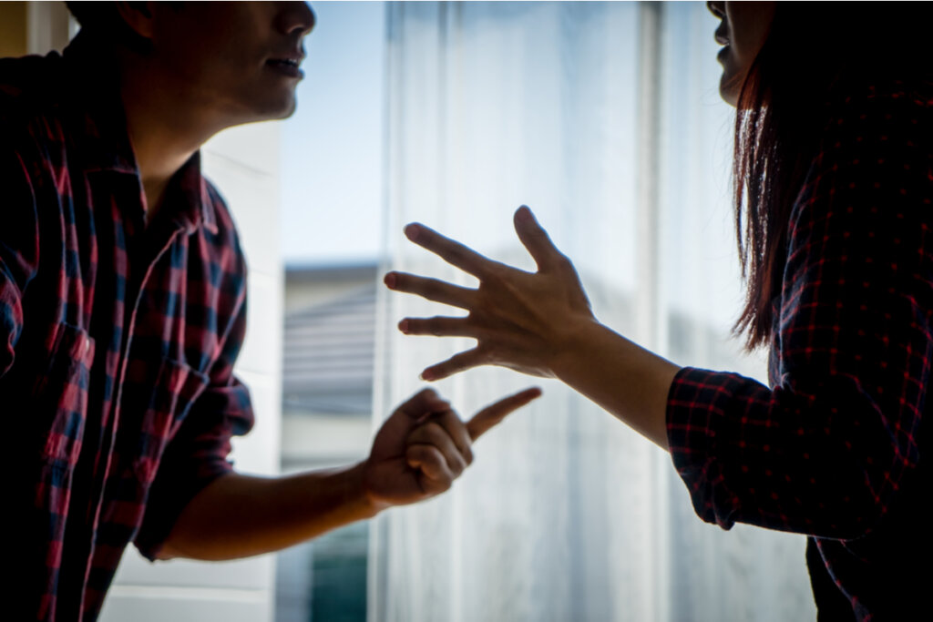 Pareja discutiendo y evidenciando señales de dominio y agresividad