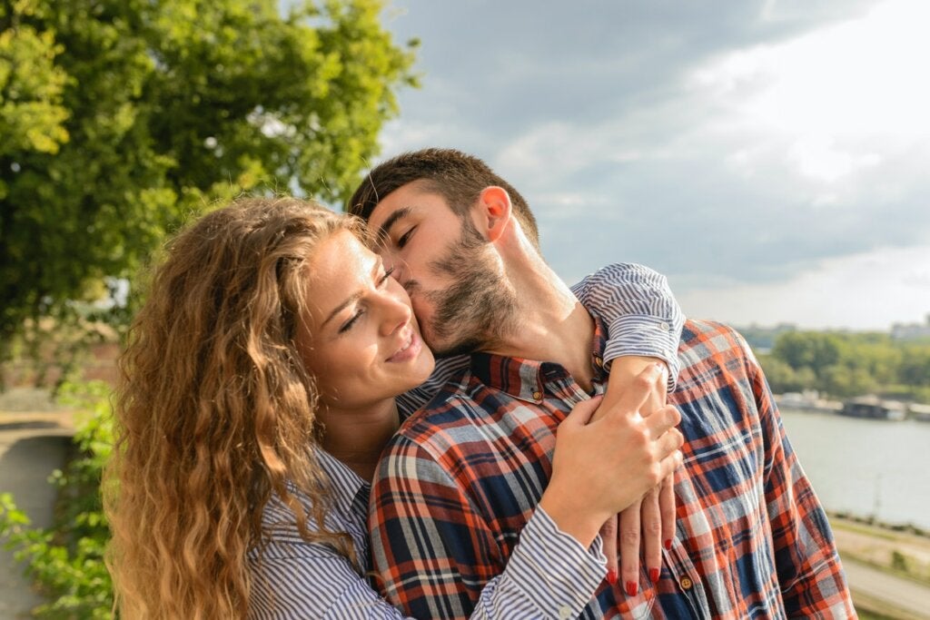pareja besándose representando las relaciones liana