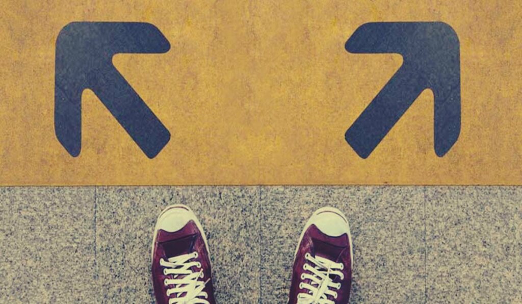 pies ante dos direcciones representando el dilema de la manta corta