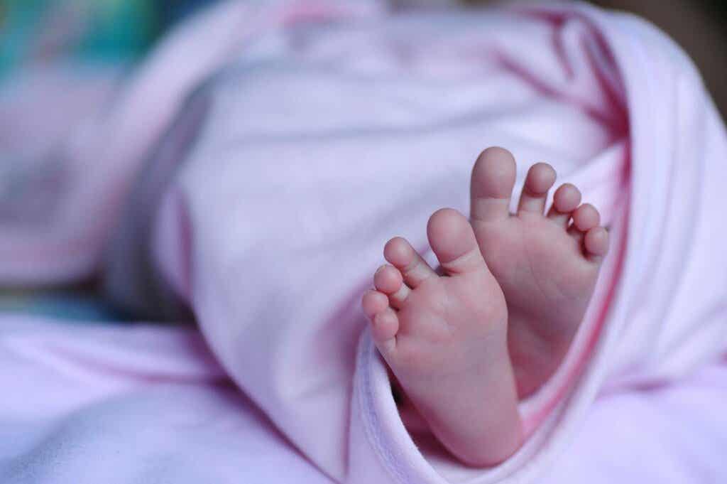 pies de bebé representando el dilema de la manta corta