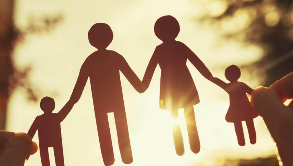 Figuras recortables de la familia para representar el origen de los Hermanos narcisistas