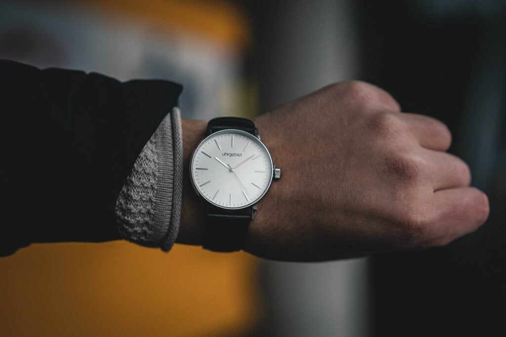 Armbanduhr gibt die Zeit an, die von der individuellen Zeitwahrnehmung abweicht