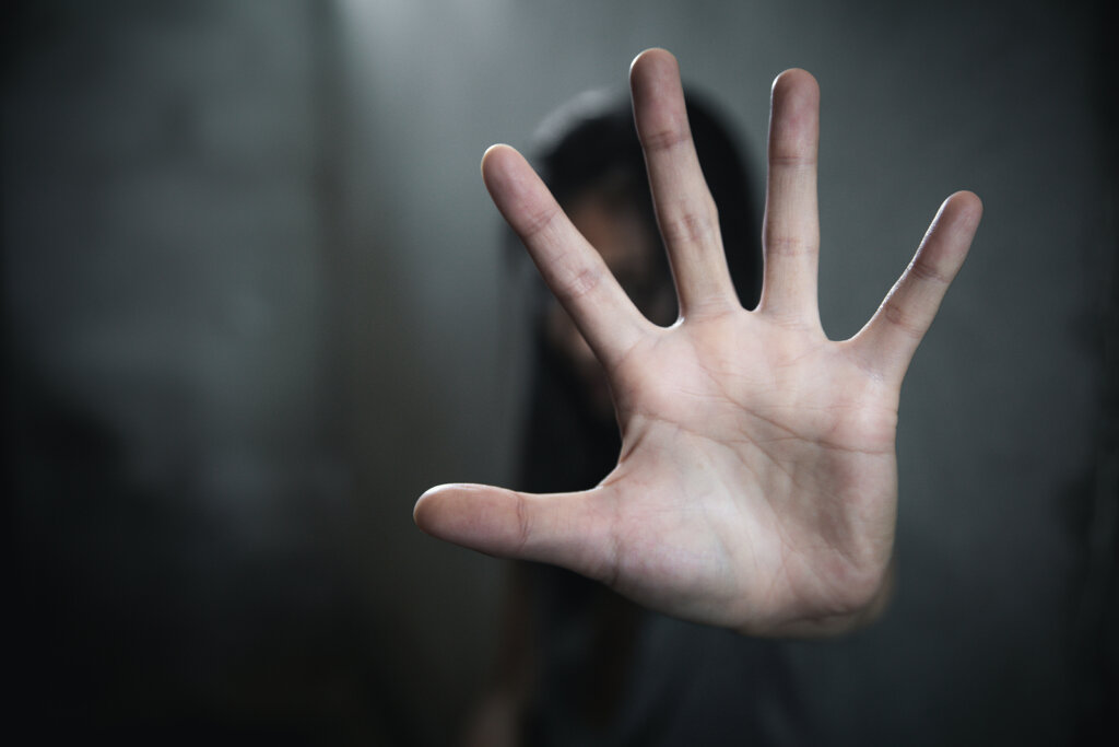 Hand macht Stoppzeichen: Stealthing ist eine verwerfliche Straftat.