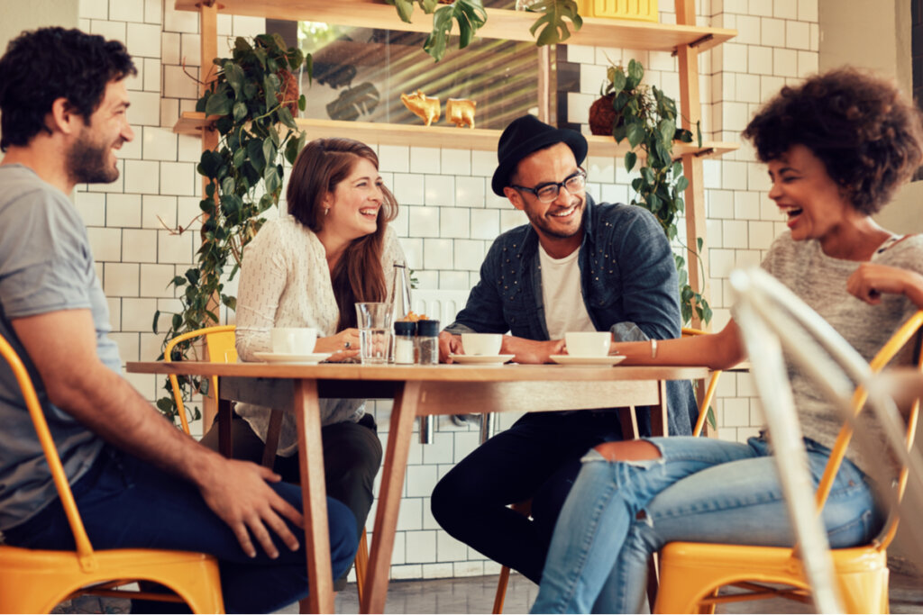 Amis buvant du café représentant l'importance d'avoir quelqu'un qui vous écoute