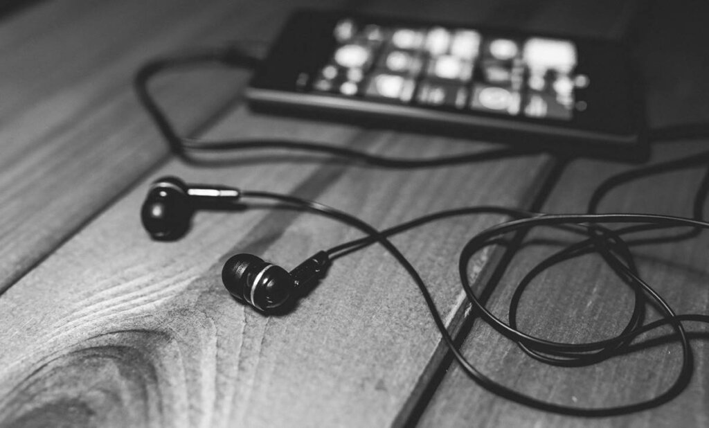 auriculares con reproductor representando ¿por qué a algunas personas les gustan las canciones tristes?