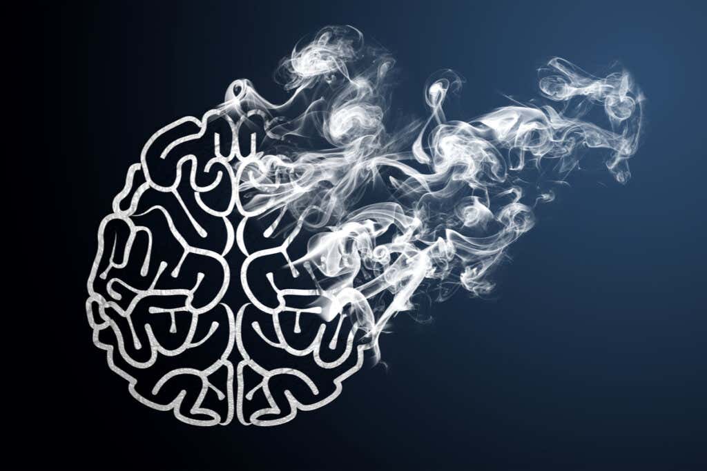 cerveau avec de la fumée