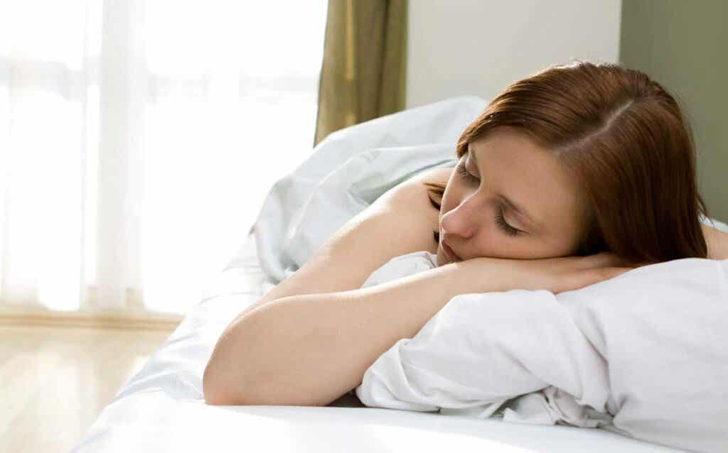 mujer experimentando respuesta del cortisol al despertar 