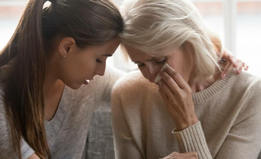 Chica consolando a su madre