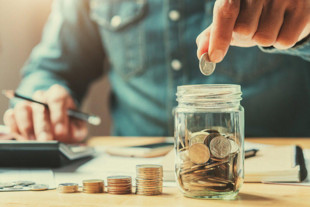 Homme économisant de l'argent représentant comment gérer le thème de l'argent