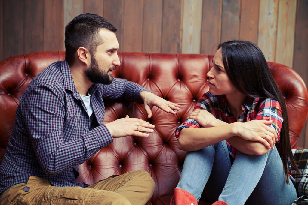 Hombre y mujer teniendo una conversación interesante