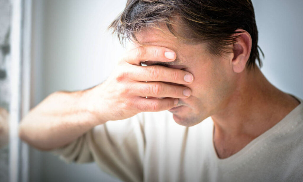 L'uomo che rappresenta la teoria della neuromatrice del dolore.