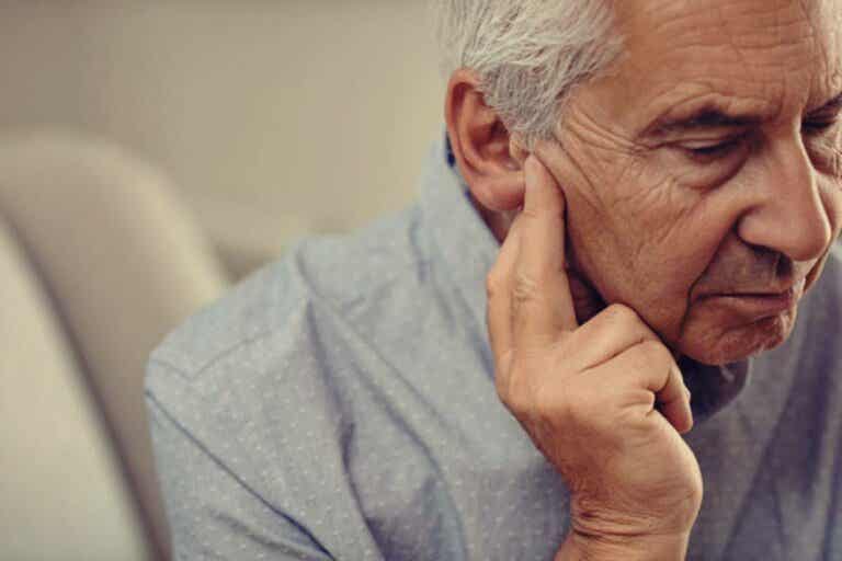 Pérdida de audición y depresión en adultos mayores, una relación muy común