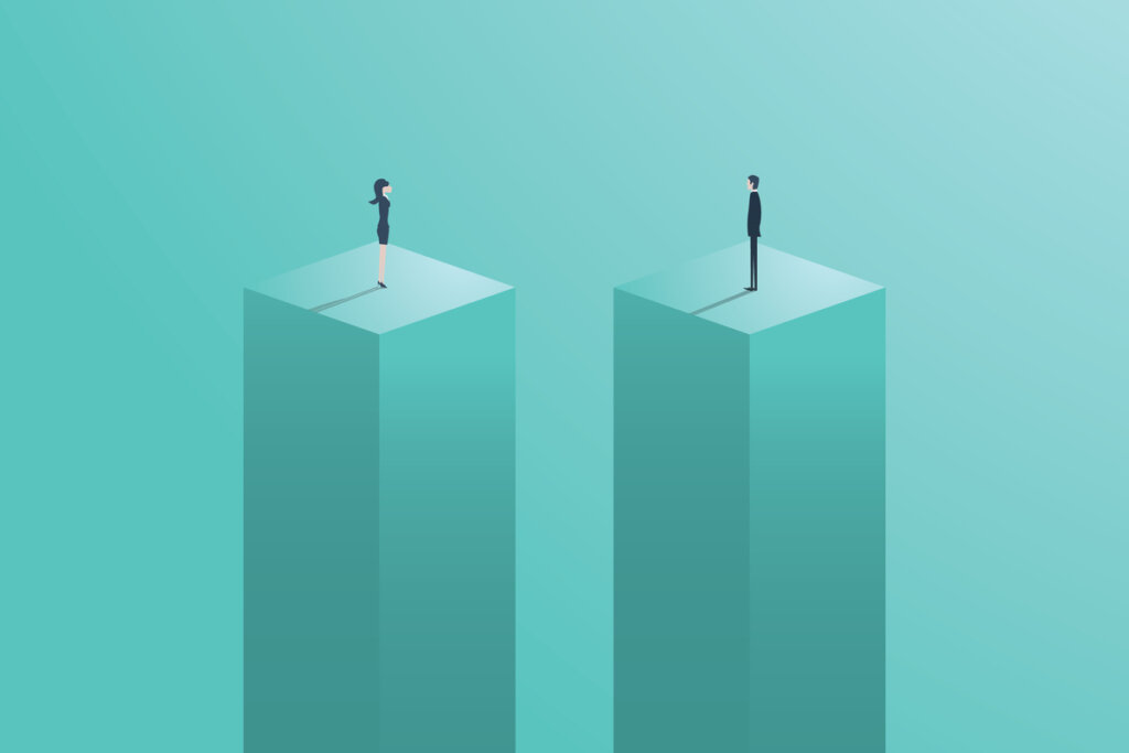 Hombre y mujer subidos en un bloque al mismo nivel