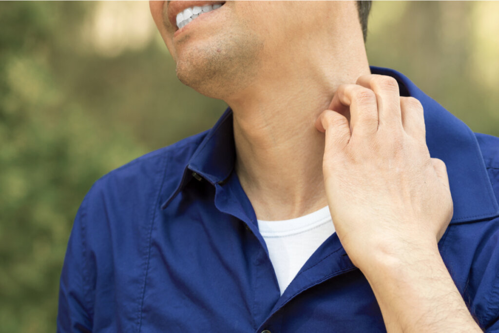 Hombre rascándose el cuello