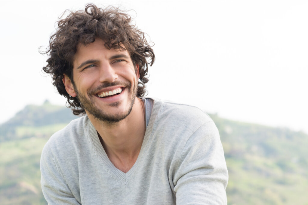 Hombre feliz pensando en haz lo que amas