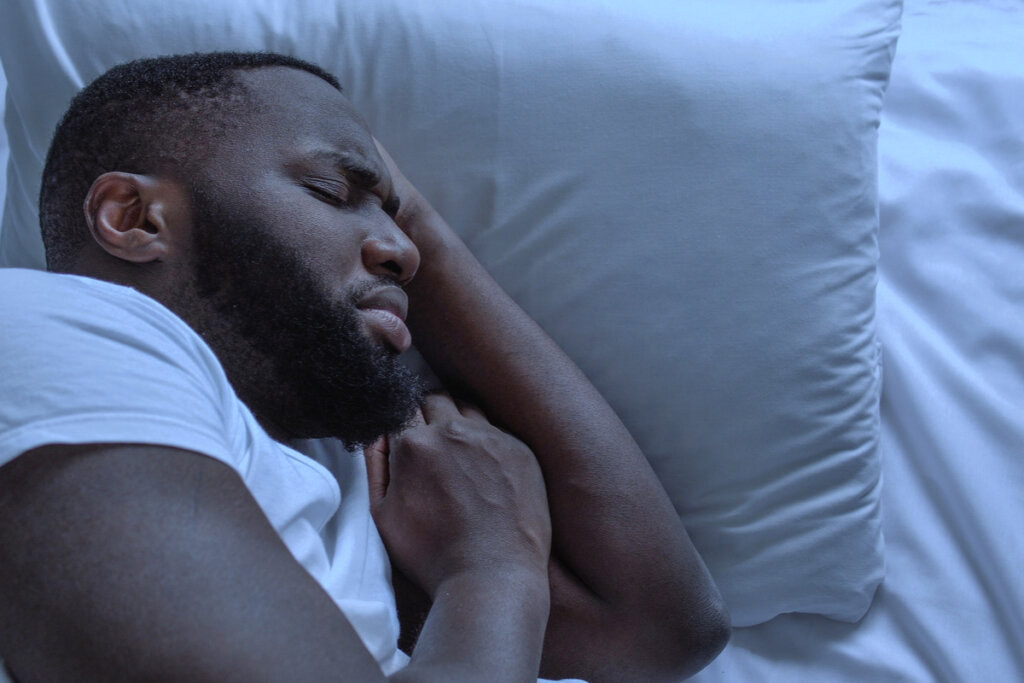 Homme faisant des cauchemars