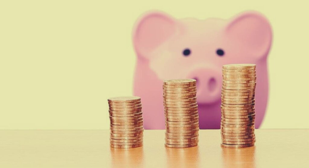 hucha rosa con dinero para representar el abuso económico en la pareja