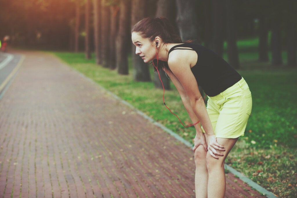 Utmattet kvinne etter å ha løpt og tenkt på å utvikle selveffektivitet