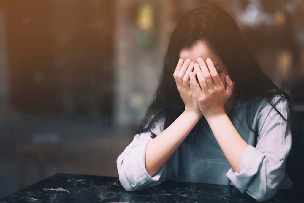 Mujer padeciendo los síntomas físicos de la ansiedad 