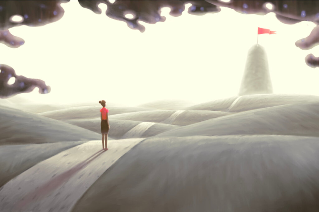 Mujer caminando mirando la cima de una montaña aplicando la regla de Ricitos de Oro