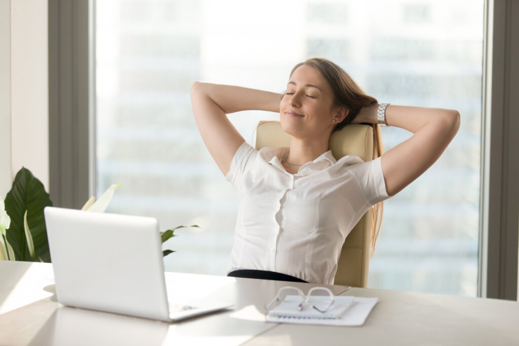 Mujer descansando y evidenciando una personalidad improductiva