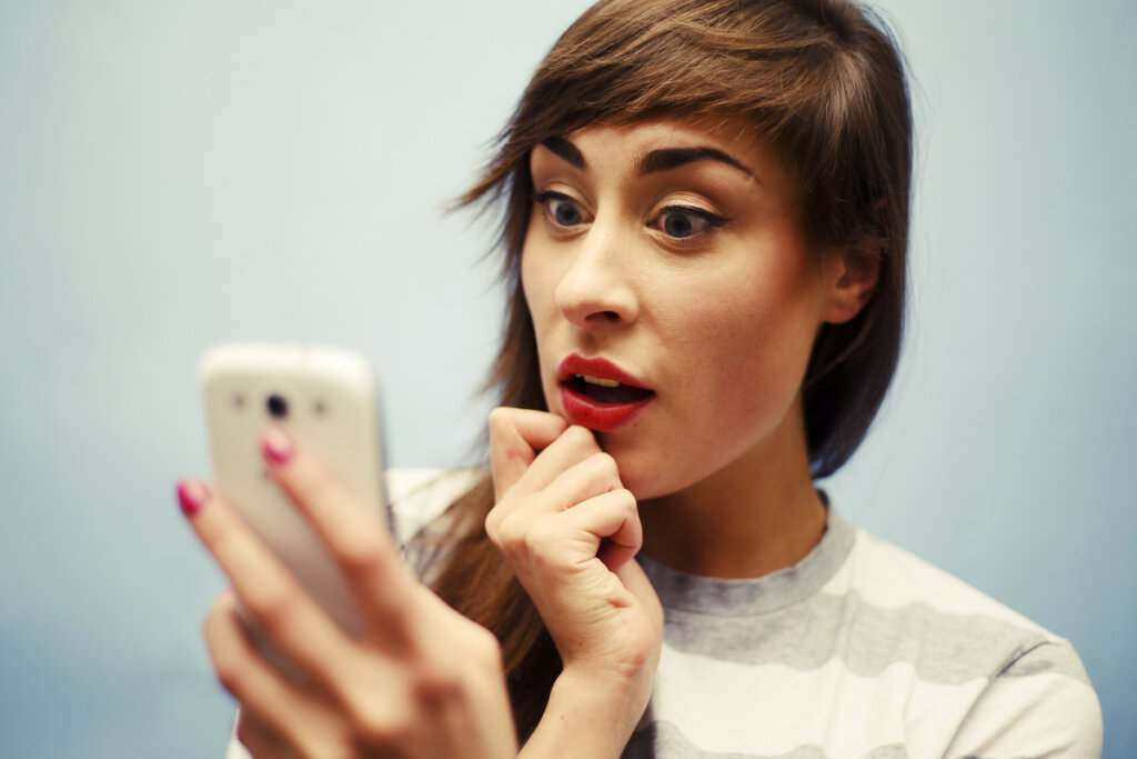 Mulher lendo notícias da Wishdar no celular