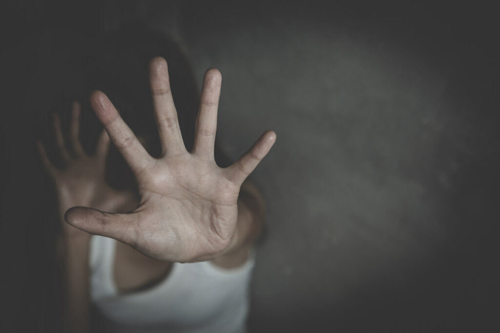 Mujer con miedo por violencia de género