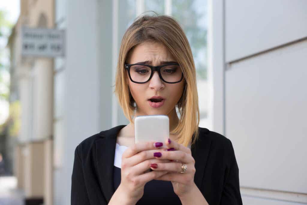 Mujer leyendo noticia falsa en el móvil