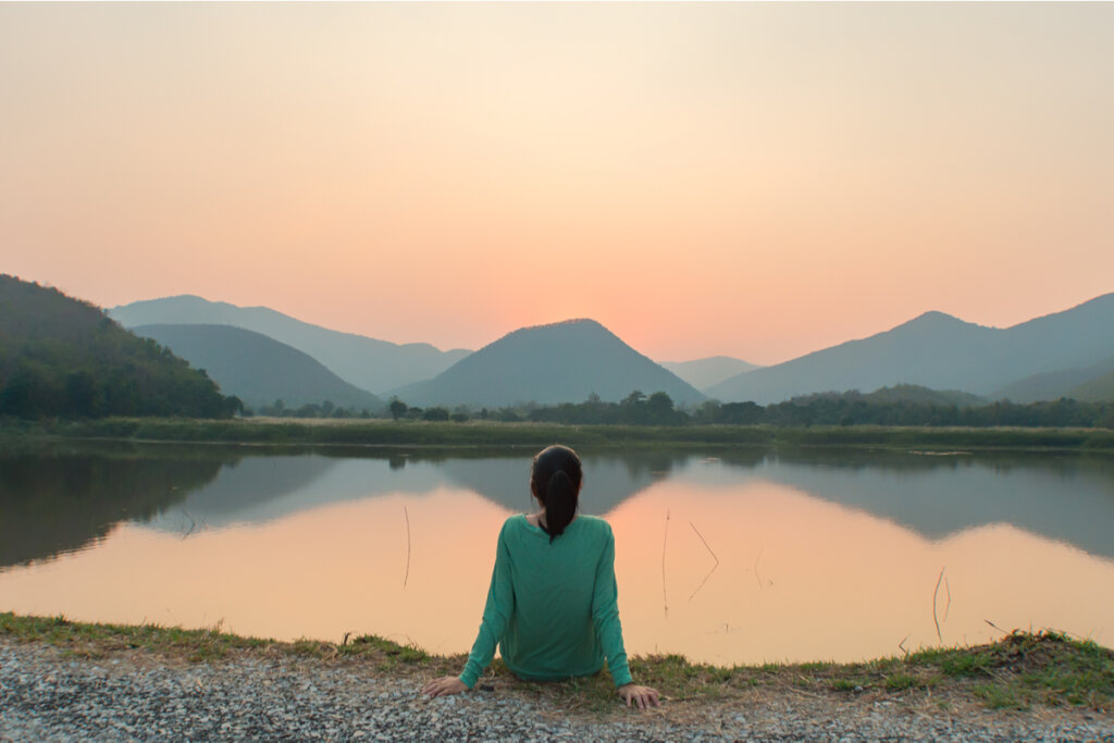 Femme assise regardant le paysage
