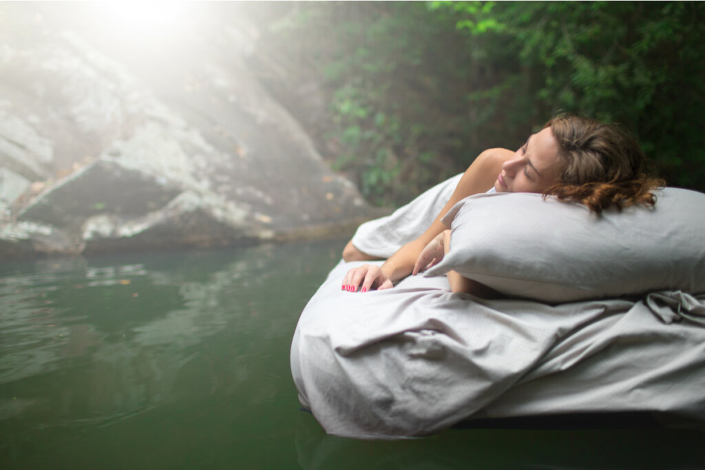 Mujer soñando con la naturaleza